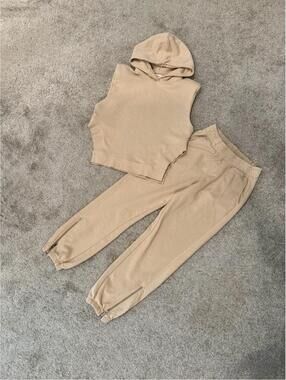 Élan 2-Piece Cropped Sleeveless Hoodie & Jogger Set